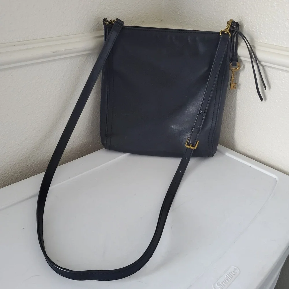 Fossil Black Leather Crossbody Bag Messenger Purse with Key Charm ZB5403